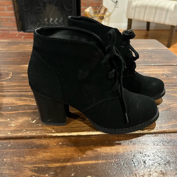 Black heel ankle booties, size 6 - Picture 2 of 4